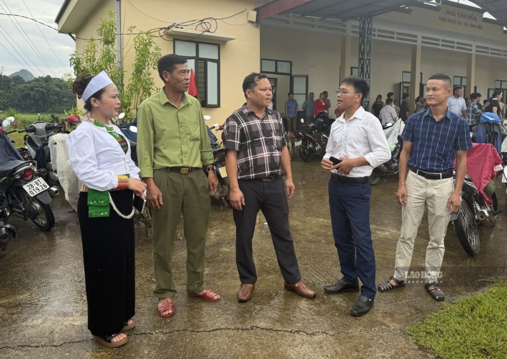 Mr. Bui Van Nhan (standing in the middle) - Head of Muong Thao village, Muong Dong commune, Phu Tho province - exchanging with people. Photo: Minh Chuyen