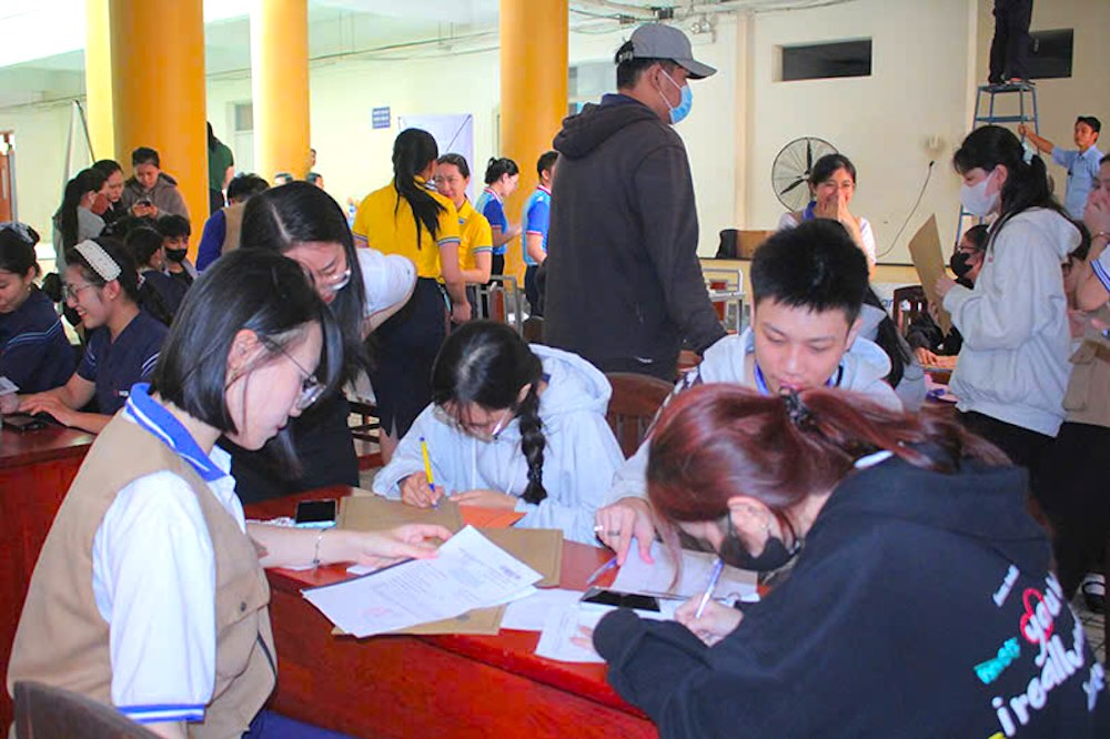 ティエンザン大学に第1期出願書類を提出する受験生。写真:ĐVCC.