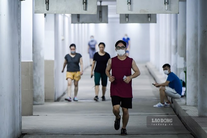 Walking or performing appropriate physical activities is one of the habits that support liver detoxification. Photo: Tung Giang.