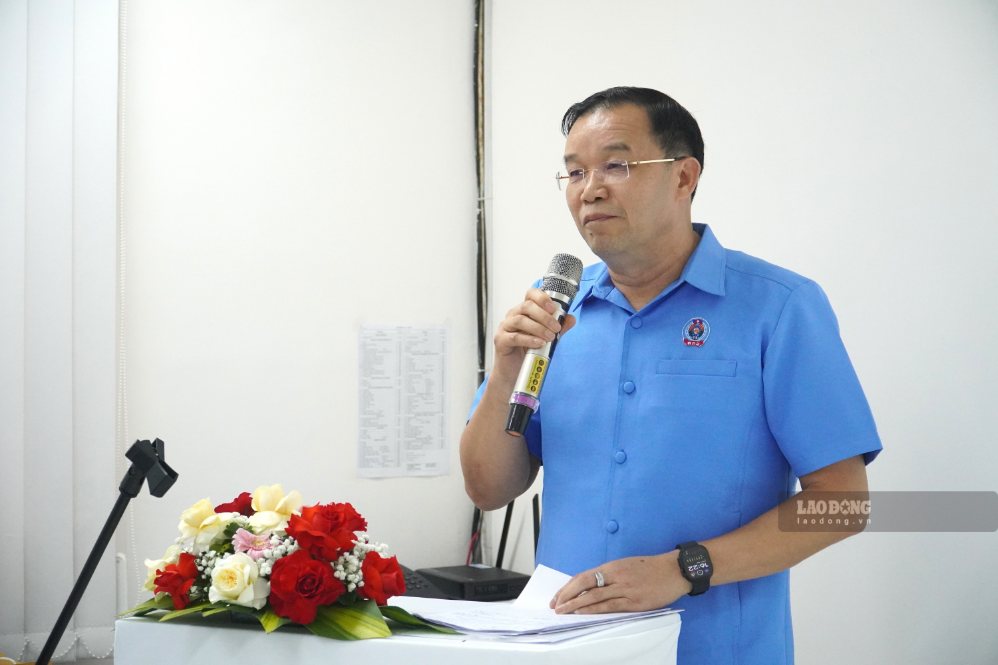 Ông Khamphoy Vanasan, Ủy viên Ban Chấp hành Trung ương Đảng Nhân dân Cách mạng Lào, Chủ tịch Trung ương Liên hiệp Công đoàn Lào (LFTU) phát biểu tại buổi thăm và làm việc. Ảnh: HAC