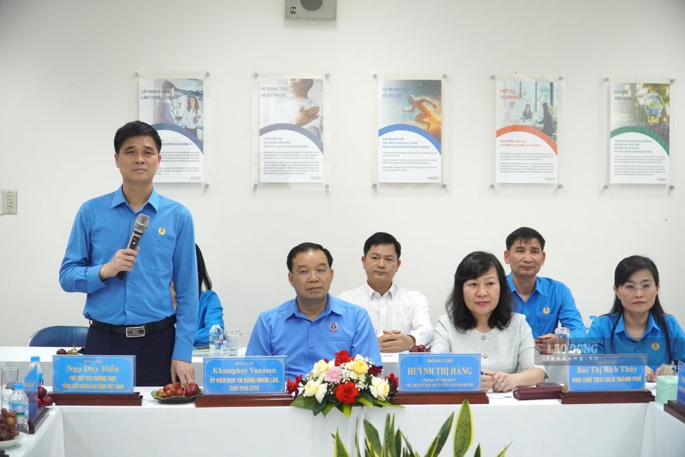Ông Ngọ Duy Hiểu, Phó Bí thư Đảng ủy, Phó Chủ tịch Thường trực Tổng LĐLĐVN phát biểu tại buổi thăm và làm việc. Ảnh: HAC