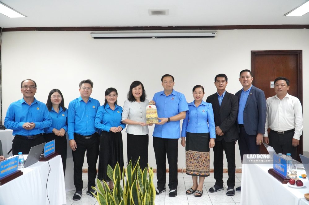 Tặng quà lưu niệm và chụp ảnh cùng Đoàn công tác Trung ương Liên hiệp Công đoàn Lào. Ảnh: HAC