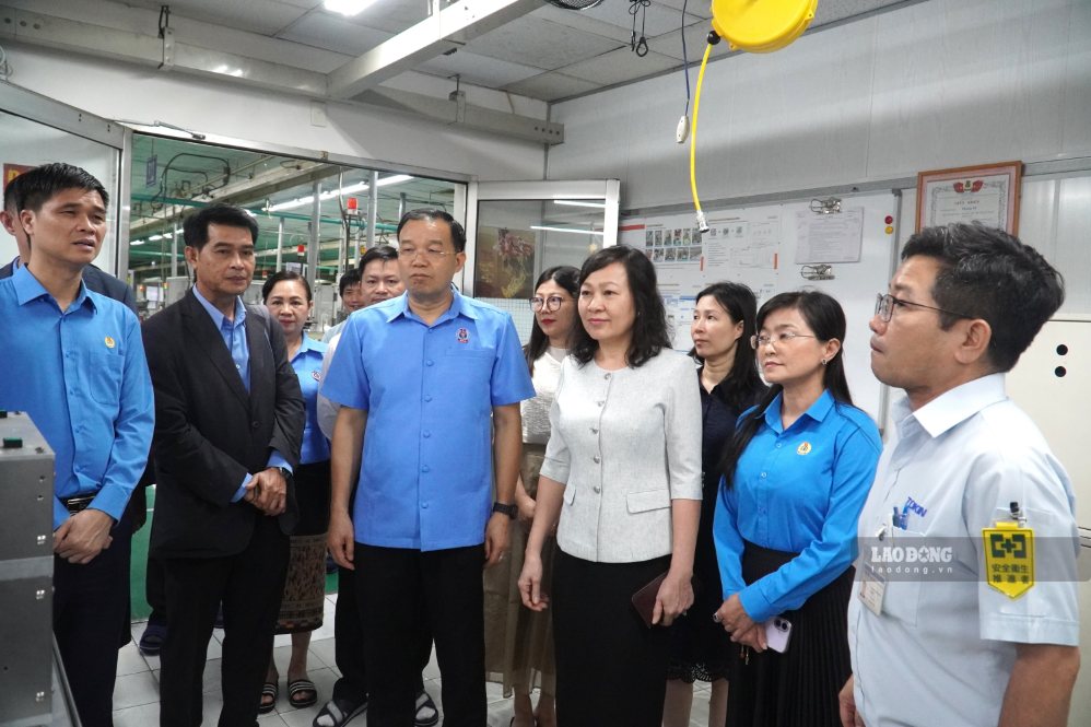 The working delegation of the Lao Central Confederation of Labour and the Vietnam General Confederation of Labour visit and work at TOKIN Electronics Co., Ltd. (Vietnam). Photo: HAC
