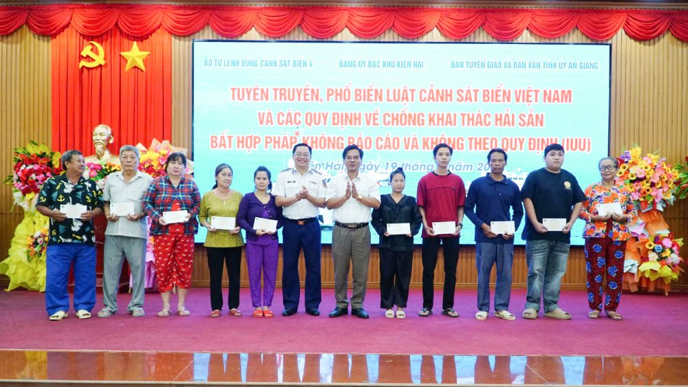Coast Guard Region 4 Command presents 10 gifts to fishermen in difficult circumstances and policy families in the Kien Hai special zone. Photo: Coast Guard Region 4 Command