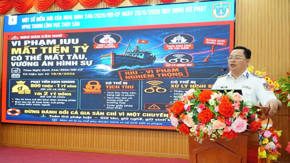 Báo cáo viên pháp luật của Bộ Tư lệnh Vùng Cảnh sát biển 4 tuyên truyền Luật Cảnh sát biển Việt Nam và các quy định về IUU. Ảnh: BTL Vùng CSB4