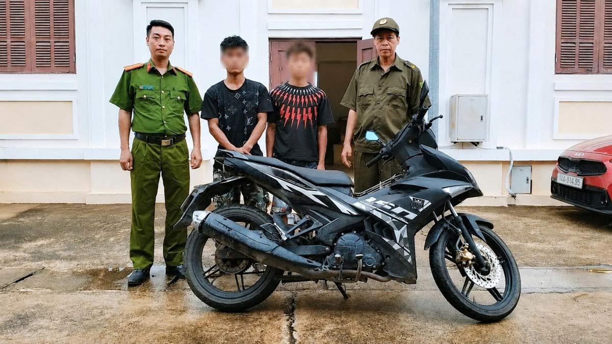 Hai đối tượng cùng tang vật tại cơ quan Công an sau quá trình truy tìm, phát hiện hai đối tượng tại Thanh Hóa. Ảnh: Công an Quảng Ninh