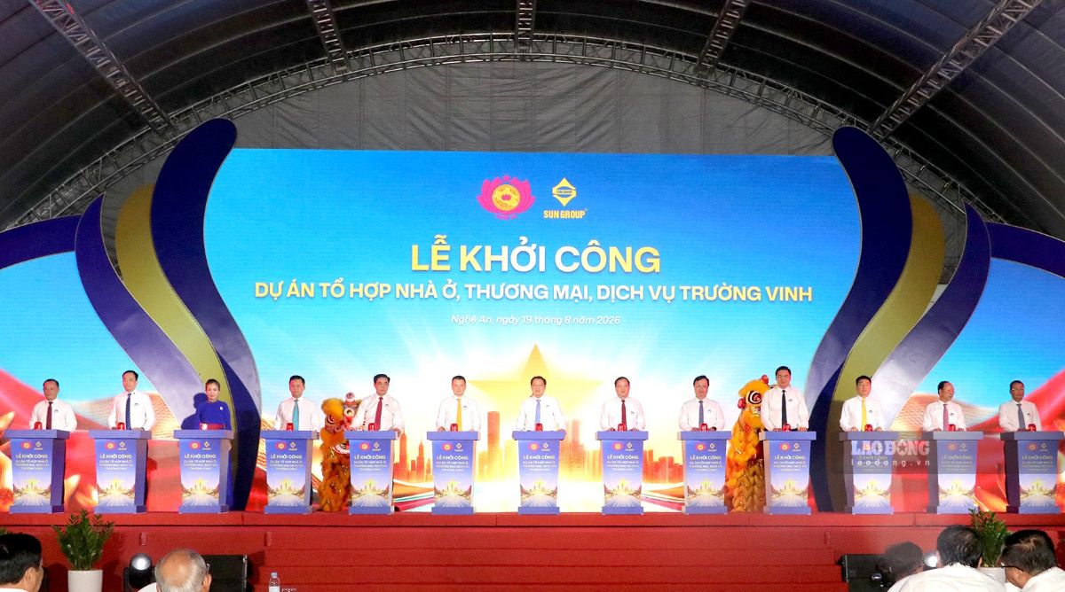 Delegates perform the groundbreaking ceremony of the project. Photo: Quang Dai