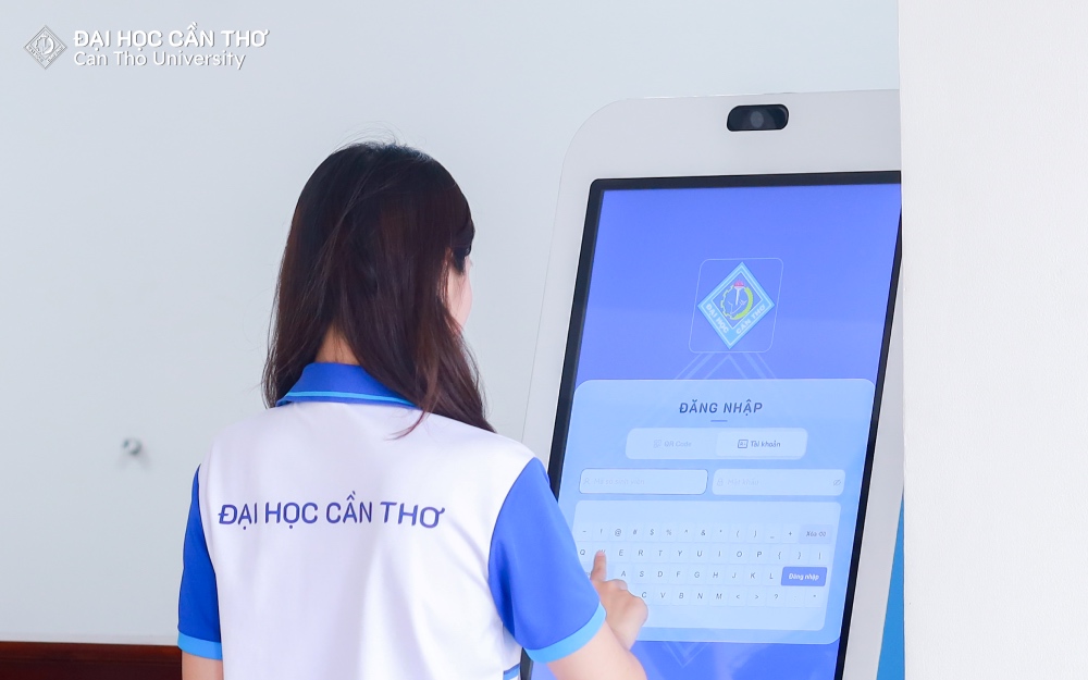 Can Tho University for the first time deploys a kiosk system to issue certificates to students. Photo: Can Tho University.