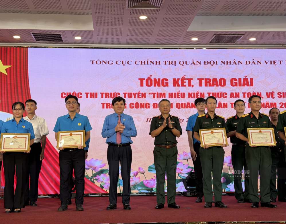 Senior Lieutenant General Le Quang Minh - Deputy Director of the General Department of Politics of the Vietnam People's Army (4th from the left) and Mr. Nguyen Xuan Hung, Vice President of the Vietnam General Confederation of Labor (3rd from the left) awarded commendations at the online Contest to Learn about Occupational Safety and Health in the Army Trade Union, 3rd time, 2026. Photo: Kieu Vu