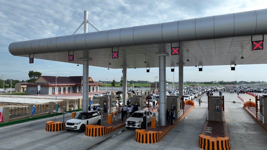 ETCs at road toll collection systems in France, Canada and Australia may incur additional account or equipment fees in addition to road fees. Photo: Xinhua