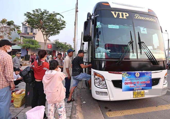 Union members and workers return to their hometowns to celebrate Tet with their families. Photo source: HAC