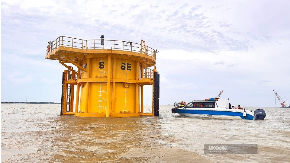 Các thành viên Đoàn công tác khảo sát thực địa một dự án điện gió trên địa bàn Vĩnh Long. Ảnh: Hoàng Lộc