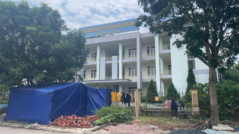 Người dân mong sẽ có phương án sử dụng cho những trụ sở này để tránh lãng phí cơ sở hạ tầng. Ảnh: Đinh Đại