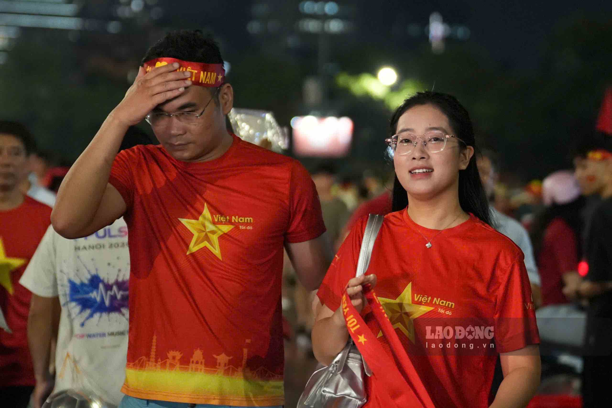 Các cổ động viên có mặt tại SVĐ Mỹ Đình để cổ vũ cho đội tuyển Việt Nam. Ảnh: Hữu Chánh