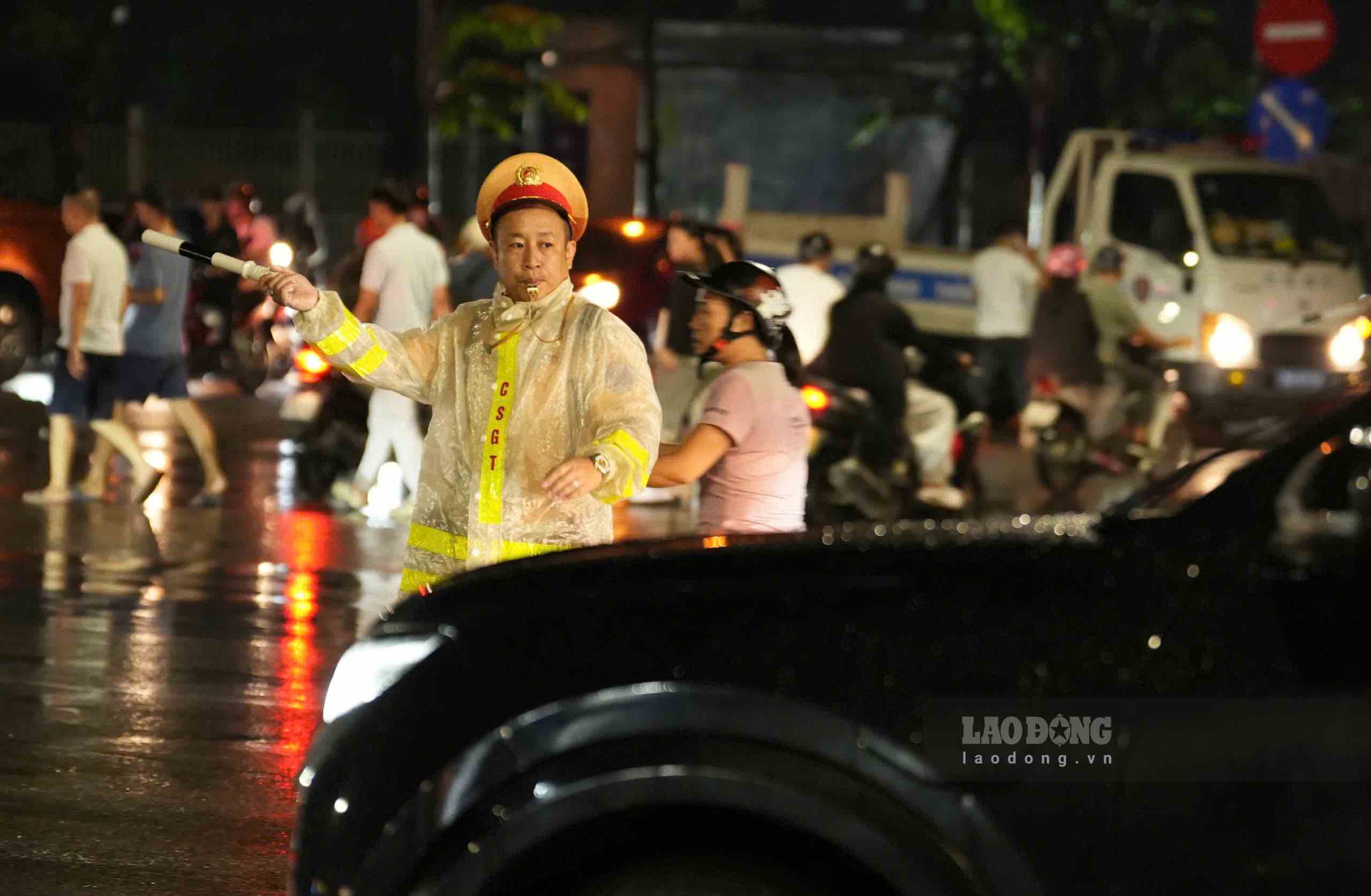 Lực lượng chức năng có mặt để điều tiết giao thông. Ảnh: Hữu Chánh