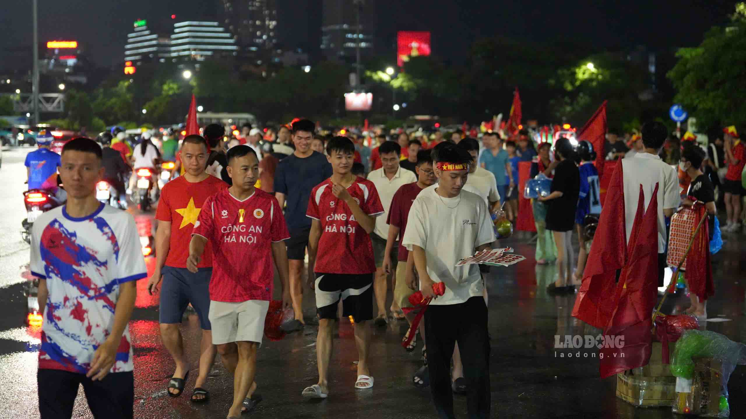 Atmosphere at My Dinh Stadium on the evening of August 19. Photo: Huu Chanh