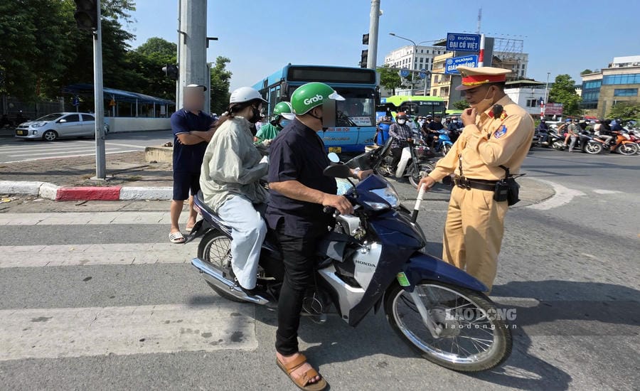 Traffic police detect and handle cases of vehicles stopping for traffic lights in the wrong places. Photo: Tien Ngo