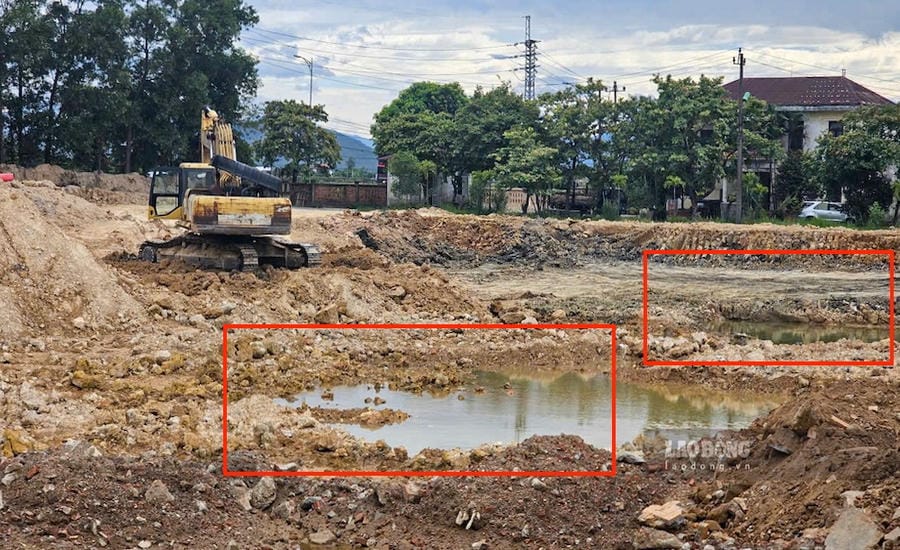 During the site clearance process, Thua Thien - Hue Tunnel Brick Joint Stock Company No. 1 excavated the ground and brought clay out of the premises. Photo: PV