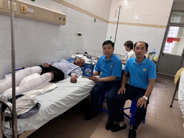 Chuong My Ward Trade Union provides support to victims of the fire who are being actively treated at the Le Huu Trac National Institute of Burns. Photo: Provided by Chuong My Ward Trade Union