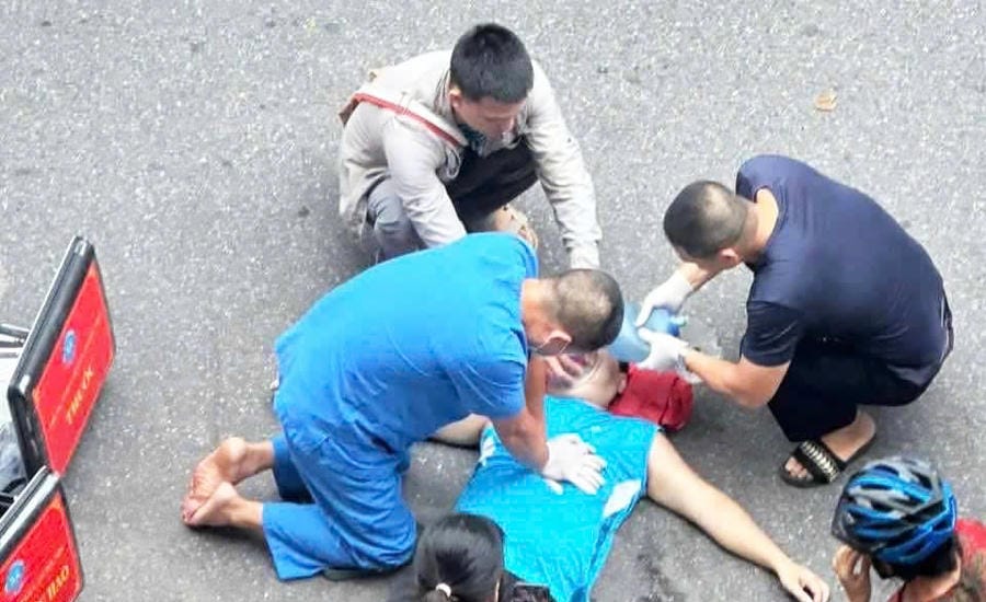 Doctors from the 115 Emergency Center perform emergency care for victims with circulatory arrest on the streets. Photo: 115 provided