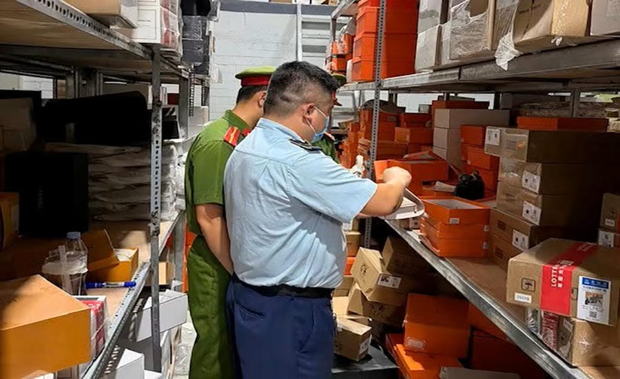 Inter-sectoral forces inspect a business establishment trading in famous branded goods in Phu Dong commune, Hanoi. Photo: Hanoi City Police