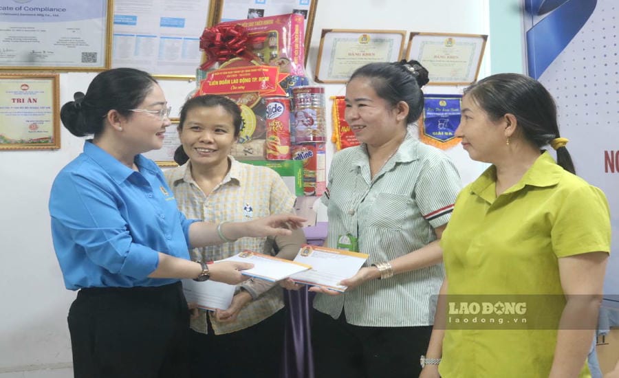 Ms. Nguyen Kim Loan - Vice President of the Ho Chi Minh City Labor Federation - presents gifts to support and encourage workers facing difficulties working at Hung Kiu Vietnam Garment Co., Ltd. Photo: Dinh Trong