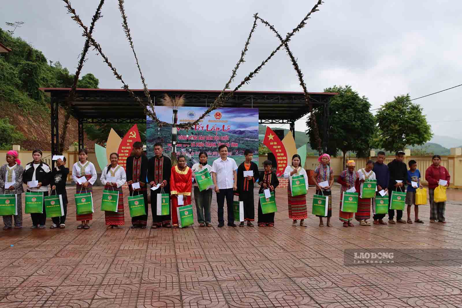 Tặng quà cho bà con dân tộc Chứt. Ảnh: Hoàng Anh