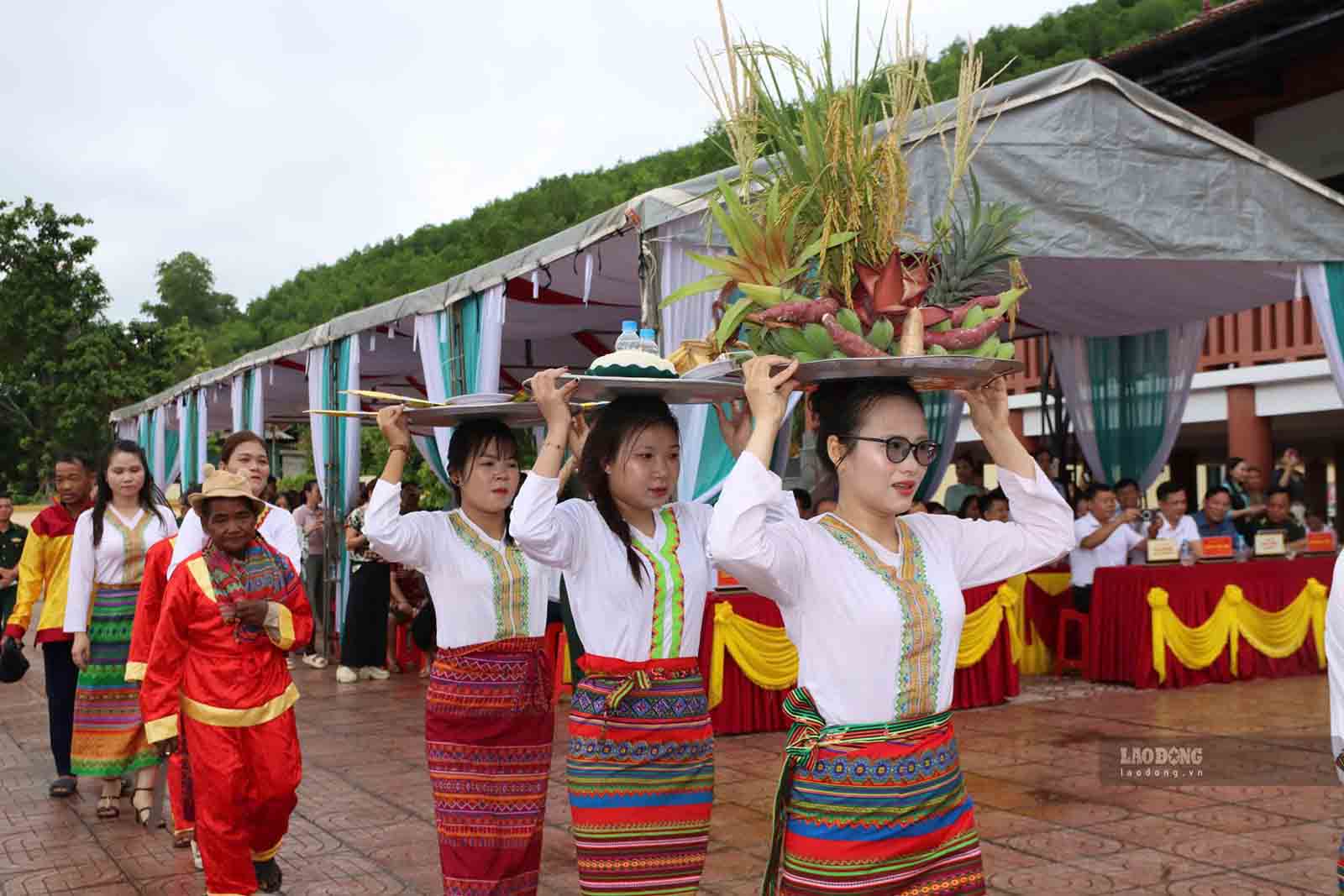 Usando una bandeja de ofrendas para hacer ofrendas durante el Festival de Llenado de Agujeros del pueblo étnico Chut en la aldea de Rao Tre. Foto de : Hoang Anh