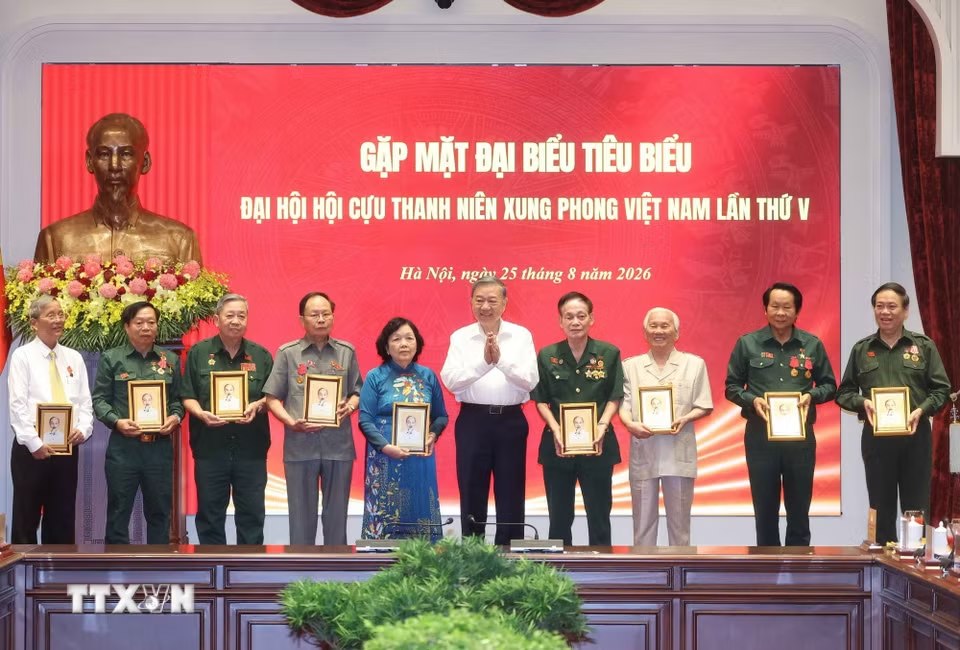 Tổng Bí thư, Chủ tịch nước Tô Lâm tặng chân dung Chủ tịch Hồ Chí Minh cho các đại biểu. Ảnh: TTXVN