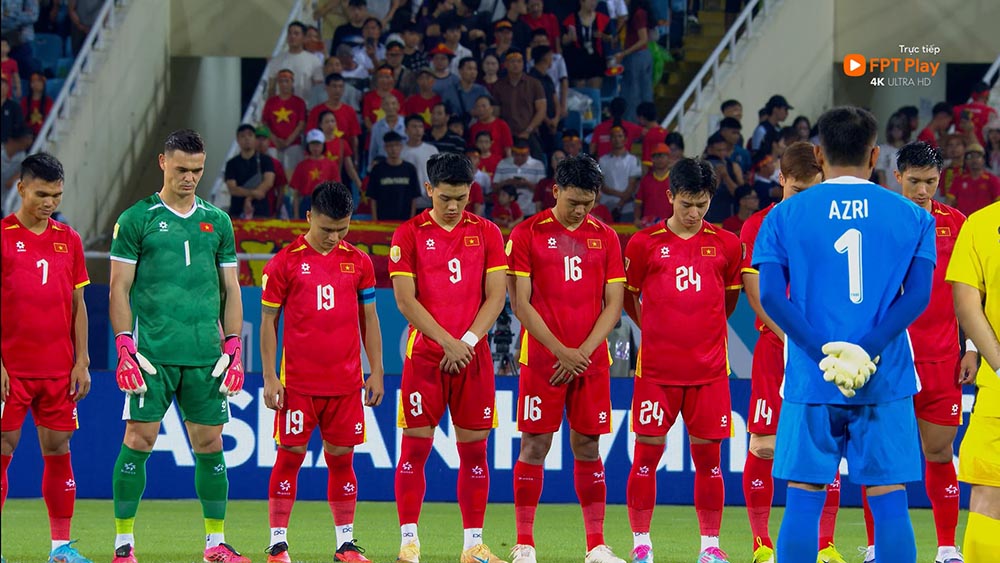 A minute of silence for coach Phan Thanh Hung before the second leg semi-final match between Vietnam and Malaysia at My Dinh Stadium. Photo: Cut from video FPT Play