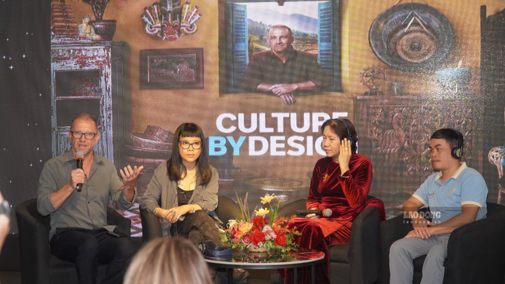 Mr. Anthony Burke - host participates in discussions with Vietnamese art creators. Photo: Ngoc Anh