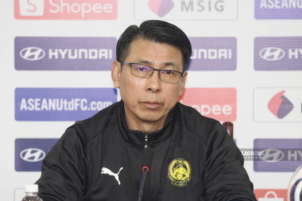 Coach Kim Sang-sik will hold a press conference after the semi-final match between Vietnam vs Malaysia. Photo: Minh Dan