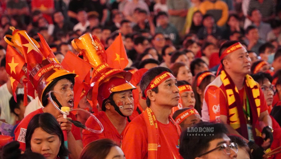 Người hâm mộ tại phố đi bộ Nguyễn Huệ chăm chú theo dõi trận bán kết lượt về giữa tuyển Việt Nam và Malaysia qua màn hình LED. Ảnh: Thái Bảo.