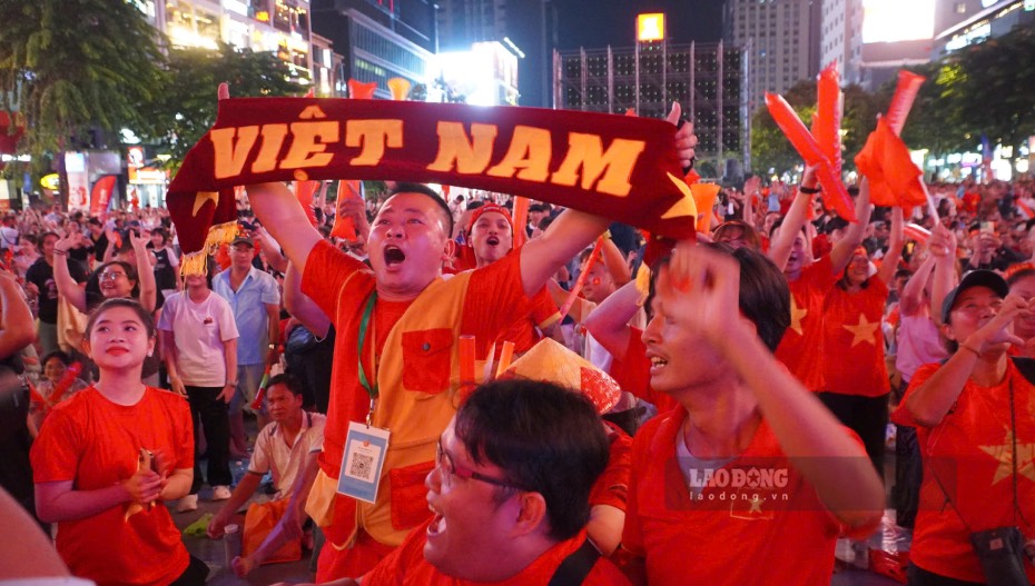 Nhiều nhóm cổ động viên cùng nhau hát, vẫy cờ và chúc mừng chiến thắng của tuyển Việt Nam. Ảnh: Thái Bảo.