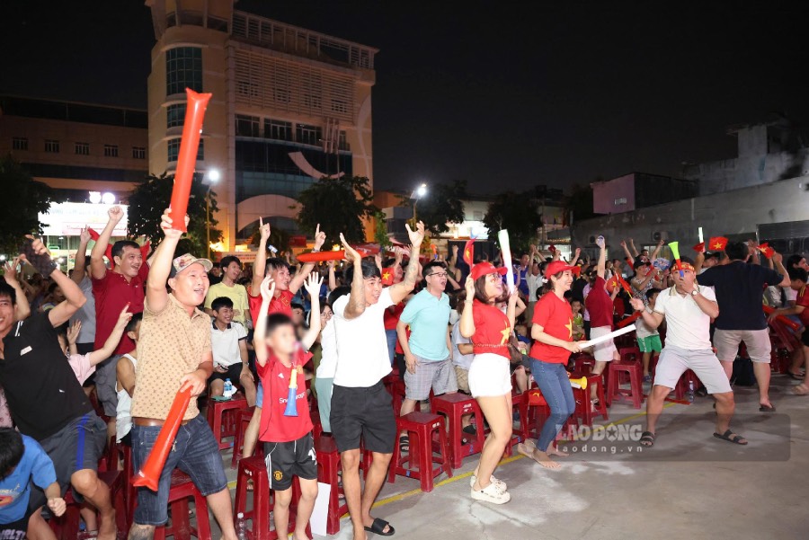 Ghi nhận tại Công viên 1C Nguyễn Văn Lượng (thuộc phường An Nhơn, TPHCM) người dân vỡ oà khi tuyển Việt Nam chiến thắng. Ảnh: Thái Bảo. 
