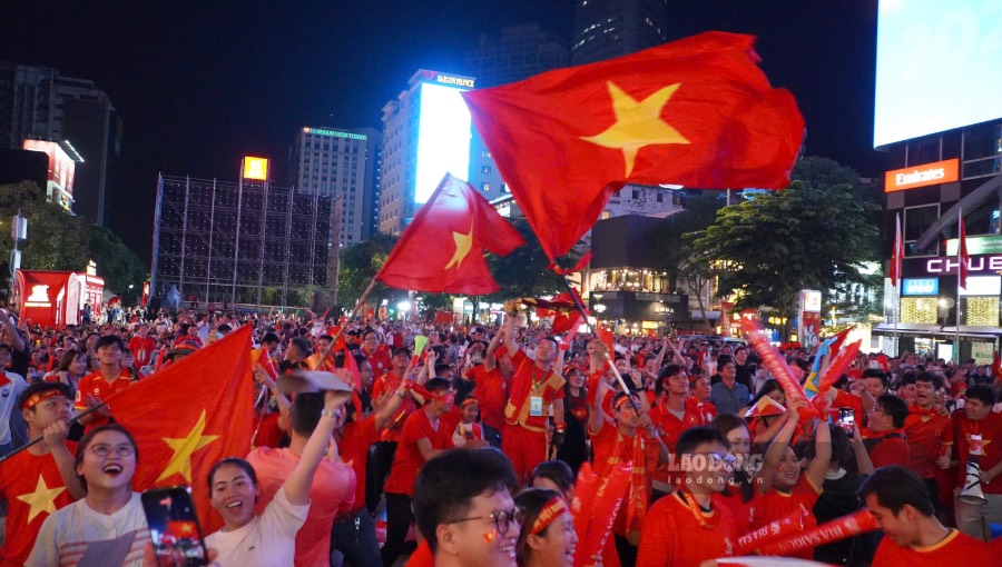 People cheer when the Vietnamese team scores against Malaysia at My Dinh Stadium. Photo: Thai Bao.