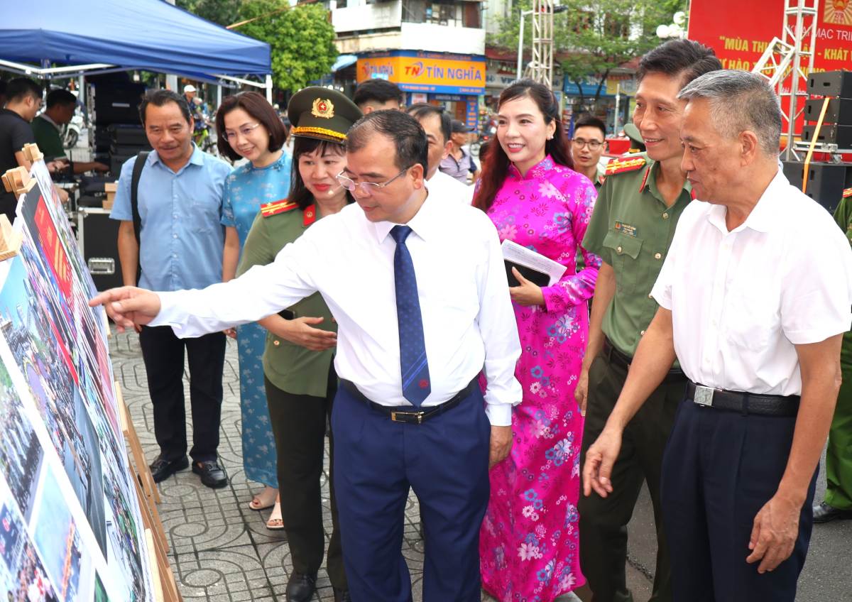 Delegates visit the Exhibition. Photo: Hai Phong e-Portal