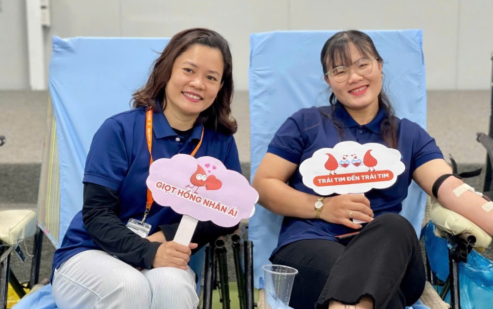 Ms. Lu Thi Dieu Thang (right) and union members and workers of An Giang Samho Co., Ltd. participate in voluntary blood donation. Photo: Company Trade Union