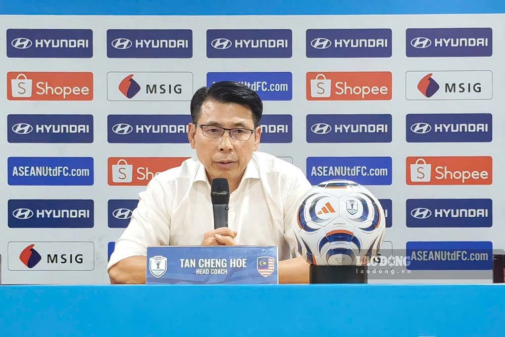 Coach Tan Cheng Hoe of the Malaysian team attends the press conference after the second leg semi-final. Photo: Minh Dan