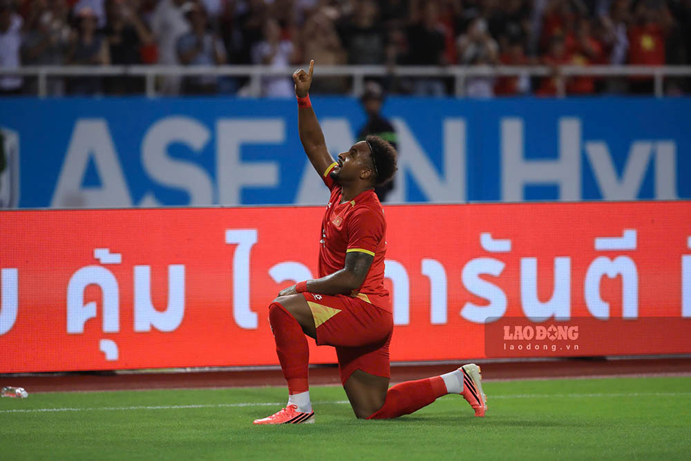 Xuan Son scored a double for the Vietnamese team in the second leg of the ASEAN Cup 2026 semi-final. Photo: Minh Dan