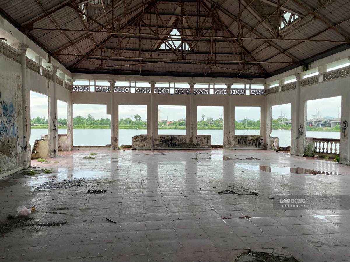 Nhiều hạng mục của nhà hàng nổi xuống cấp, hoen gỉ sau thời gian dài bỏ hoang. Ảnh: Phạm Chung