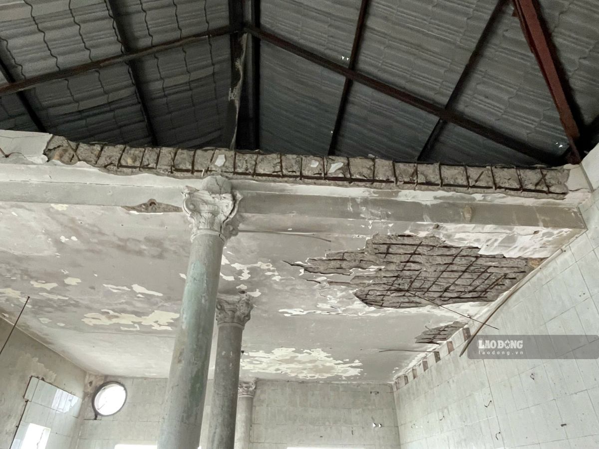 Phần mái, lan can và các cấu kiện của công trình có dấu hiệu hư hỏng. Ảnh: Phạm Chung