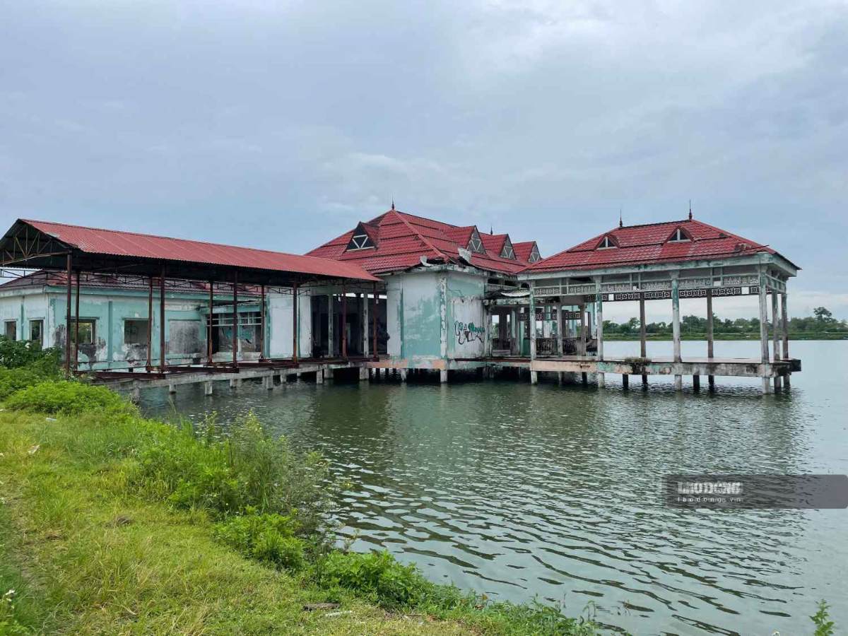 Floating restaurant abandoned for many years in the middle of Cua Nam fish pond, Thanh Vinh ward, Nghe An province. Photo: Pham Chung