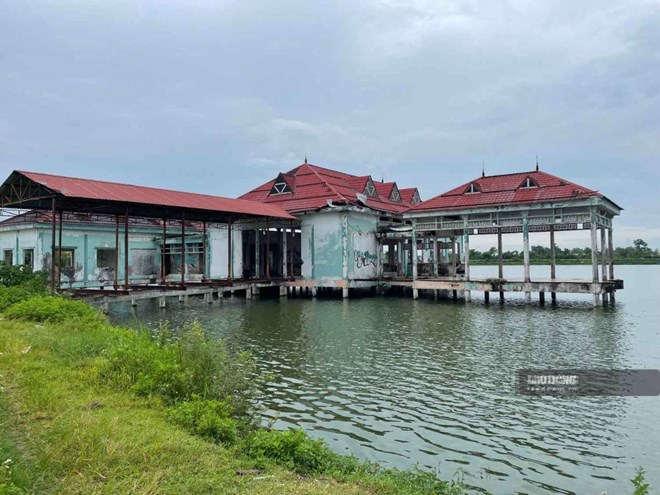 Nhà hàng nổi 700m² giữa hồ Cửa Nam bỏ hoang hơn một thập kỷ