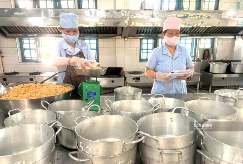 Trường Tiểu học Kim Đồng, Tam Kỳ, Đà Nẵng thực hiện kiểm soát an toàn thực phẩm từ cửa bếp để bảo vệ học sinh. Ảnh: Hoàng Bin