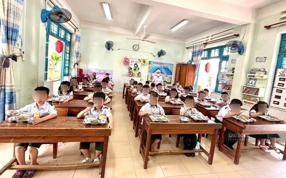 Da Nang controls meals for thousands of students right from the kitchen door. Photo: Hoang Bin