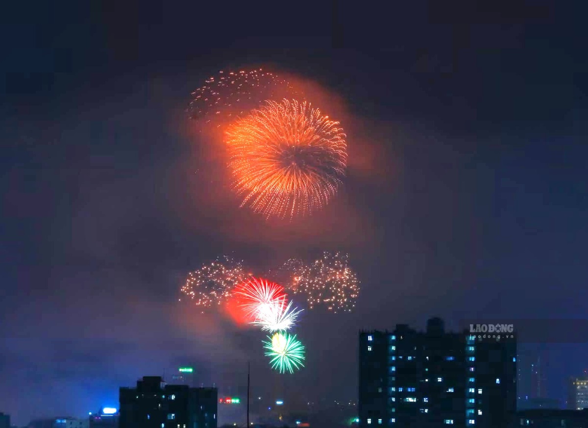 Fireworks display in the art program "Nghe An - Where Sunshine Blooms". Photo: Duy Chuong