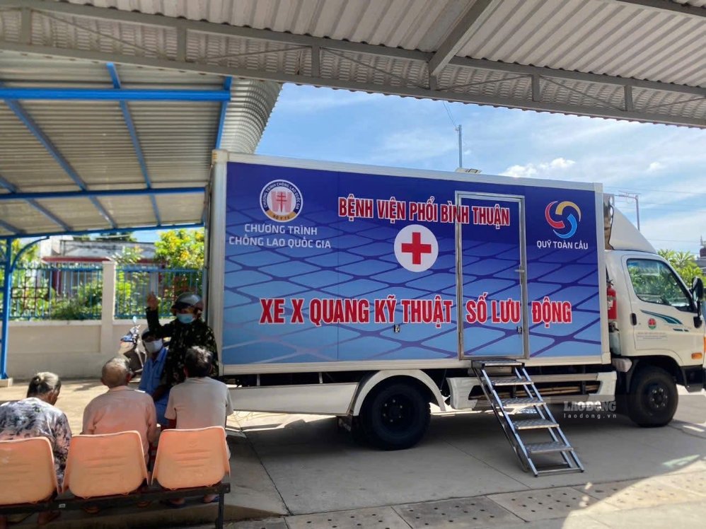 Xe X-Quang chuyên dụng đến phục vụ khám sức khỏe ở xã. Ảnh: Duy Tuấn