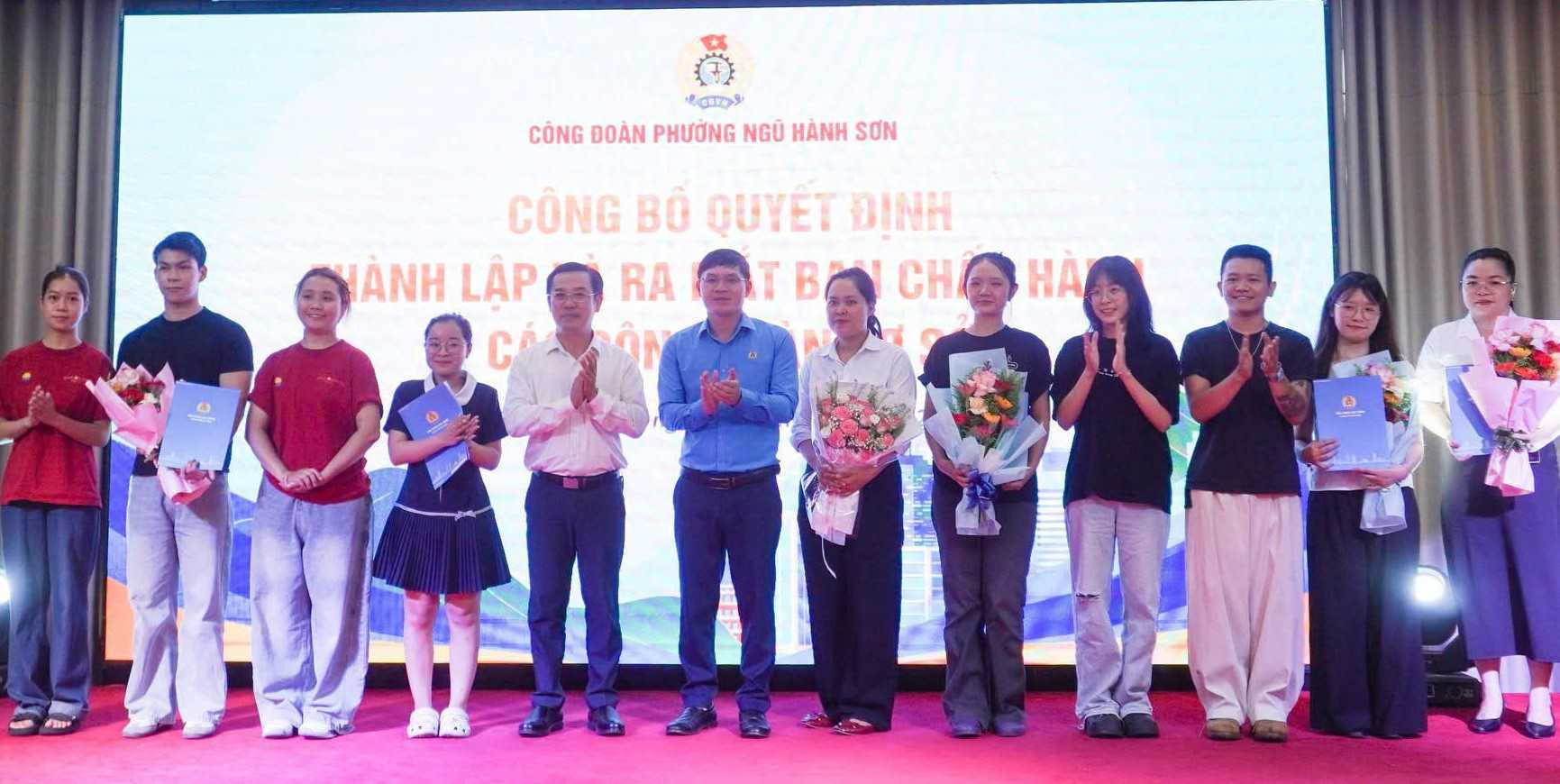 Ngu Hanh Son Ward Trade Union, Da Nang announced and awarded decisions to establish 10 grassroots trade unions. Photo: Ngu Hanh Son Trade Union