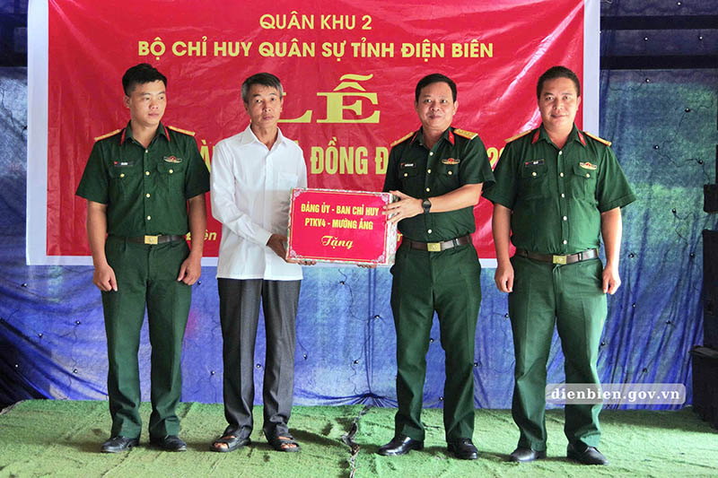 Lãnh đạo Ban Chỉ huy phòng thủ khu vực 4 - Mường Ảng tặng quà gia đình quân nhân Vừ A Hùng. Ảnh: Cổng TTĐT tỉnh Điện Biên